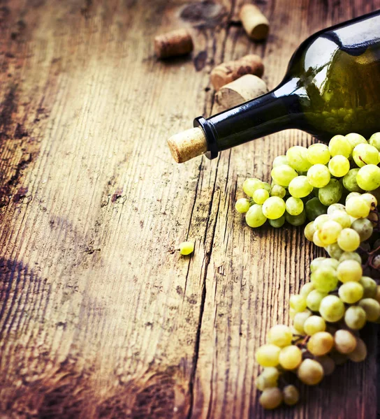 Botol Anggur Anggur Dan Gabus Atas Meja Kayu — Stok Foto