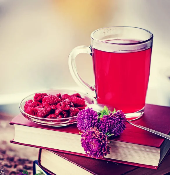 Vue Rapprochée Tasse Thé Frais Avec Des Livres — Photo