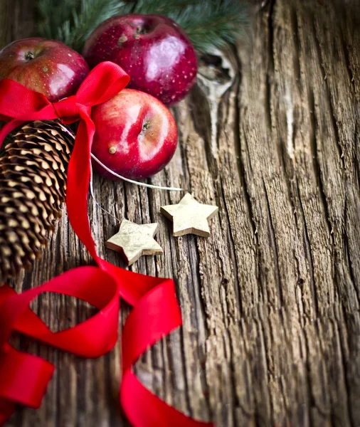 Äpfel Und Weihnachtsschmuck Auf Braunem Holz — Stockfoto