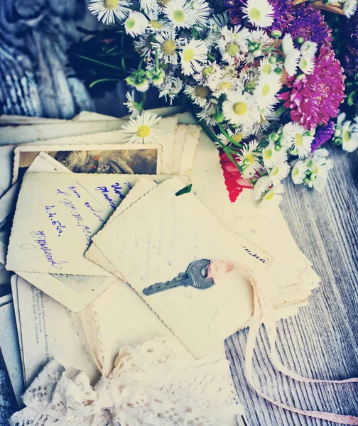 Vintage Grungy Papiere Mit Elegantem Spitzenband Blumen Und Schlüssel — Stockfoto