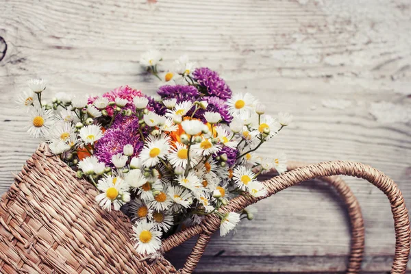 Vue Rapprochée Bouquet Fleurs Sauvages Naturelles Dans Panier Sur Surface — Photo