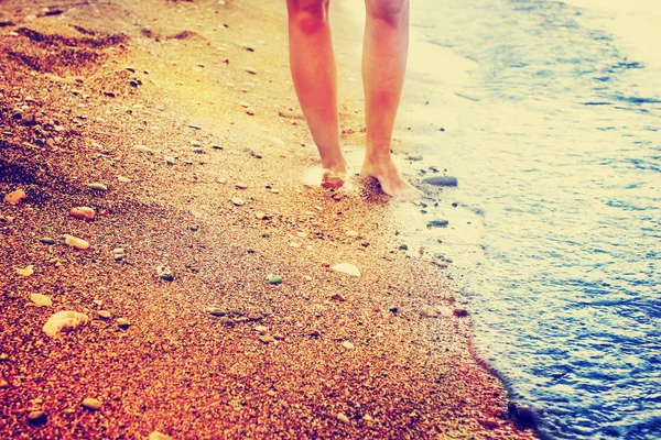 Vista Angolo Basso Piedi Nudi Femminili Sulla Sabbia Spiaggia — Foto Stock