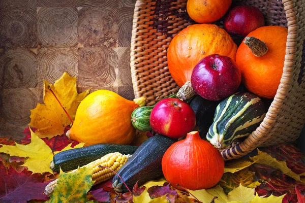 Vista Cerca Las Hojas Otoño Diferentes Verduras Mesa Madera — Foto de Stock