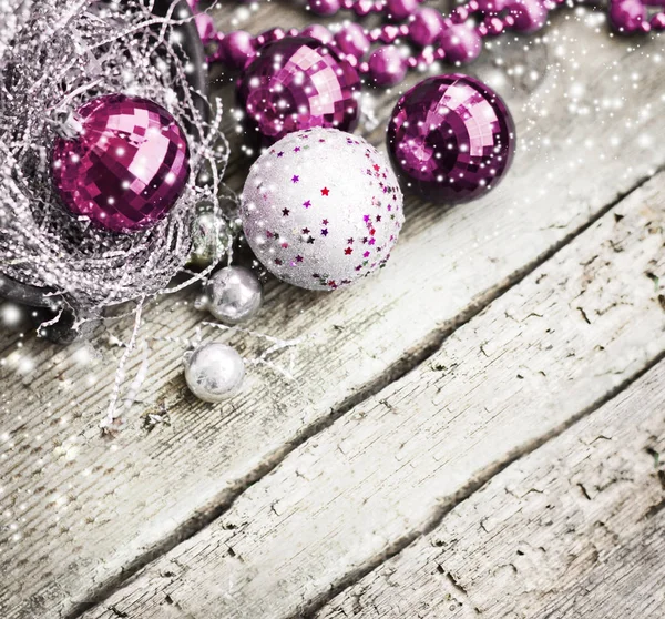 Kerst Ornamenten Een Houten Oppervlak Glanzen — Stockfoto