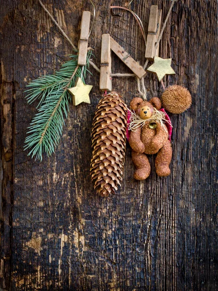 Juldekorationer Med Bear Statyett Trä Bakgrund — Stockfoto