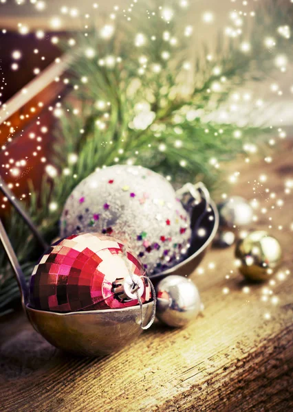 Kerst Ornamenten Pollepels Onscherpe Achtergrond Glanzen — Stockfoto