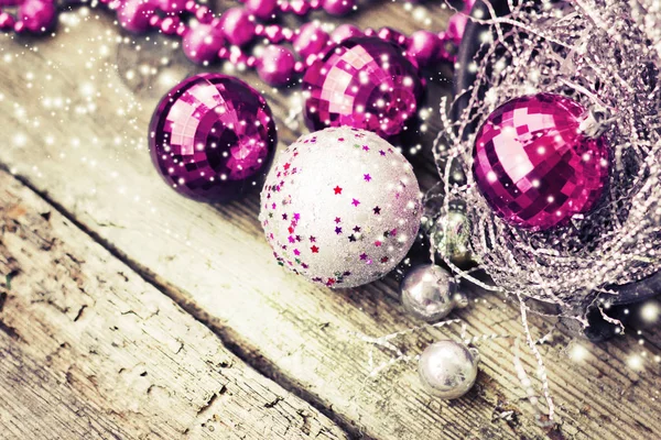 Kerst Ornamenten Een Houten Oppervlak Glanzen — Stockfoto