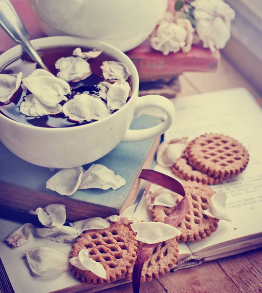 Close Beeld Van Verse Thee Beker Met Boeken Cookies — Stockfoto