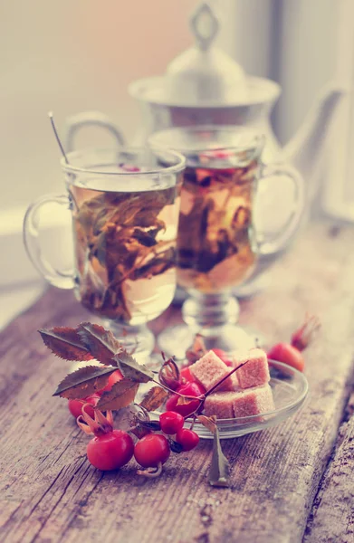 Bitkisel Çay Pencere Yakınındaki Güzel Vintage Kompozisyon — Stok fotoğraf