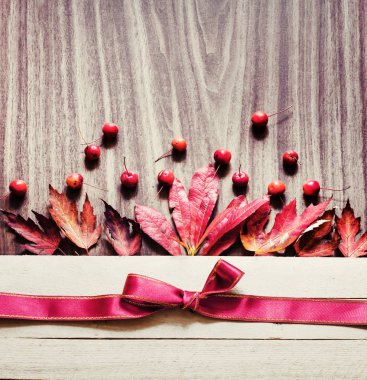 çilek ile dekoratif sonbahar arka plan bırakır ve ahşap masa üzerinde şerit