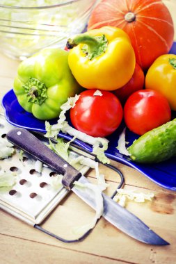 plaka üzerinde ham mevsim sebzeleri ile rende ahşap tablo 