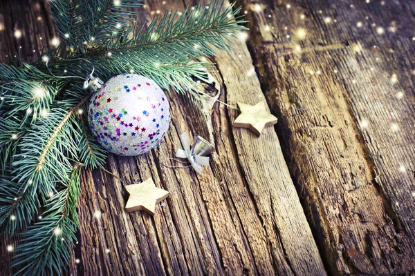 Bauble Natalizio Luccicante Con Stelle Tavolo Legno Vintage — Foto Stock