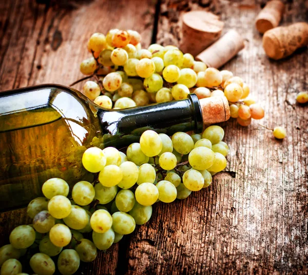 Flasche Weißwein Trauben Und Korken Auf Holztisch — Stockfoto
