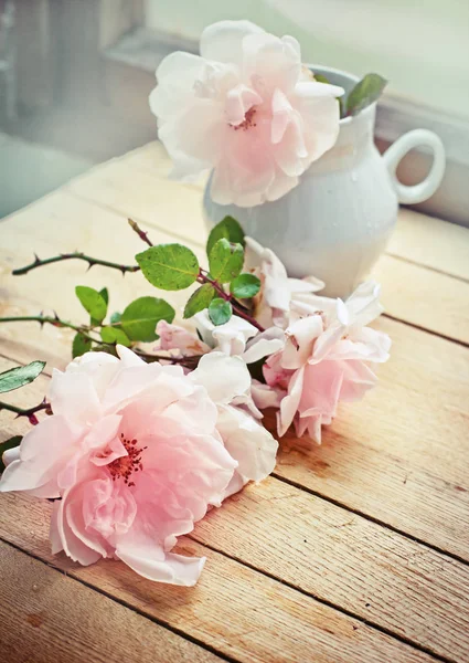 Μπουκέτο Απαλό Λουλούδια Κεραμικό Βάζο Ξύλινο Τραπέζι — Φωτογραφία Αρχείου