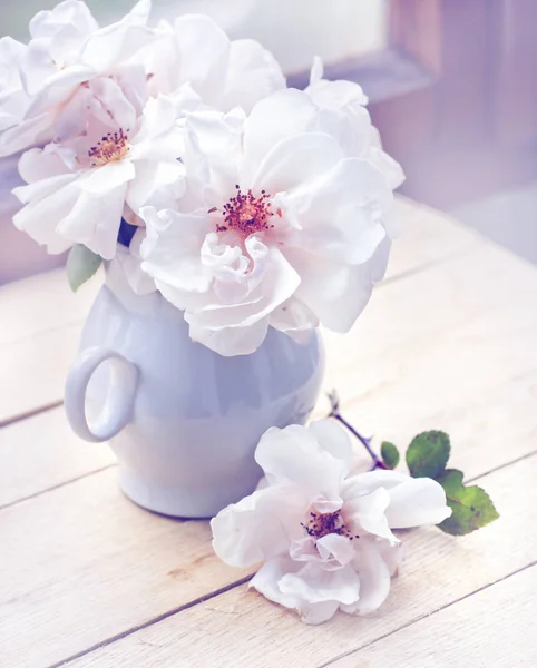 Μπουκέτο Απαλό Λουλούδια Κεραμικό Βάζο Ξύλινο Τραπέζι — Φωτογραφία Αρχείου