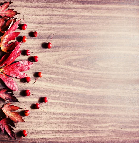 Podzimní Pozadí Jahody Červené Listy Dřevěný Povrch — Stock fotografie