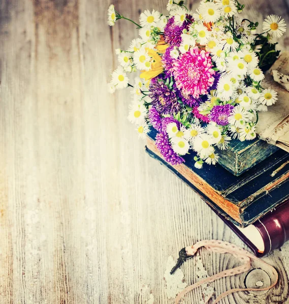 Ahşap Yüzey Üzerinde Kitaplar Üzerinde Doğal Kır Çiçekleri Buketi Closeup — Stok fotoğraf