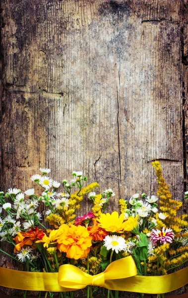 Ahşap Arka Plan Üzerinde Parlak Alan Çiçek — Stok fotoğraf