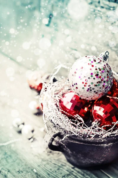 木の表面に輝くクリスマスの装飾 — ストック写真