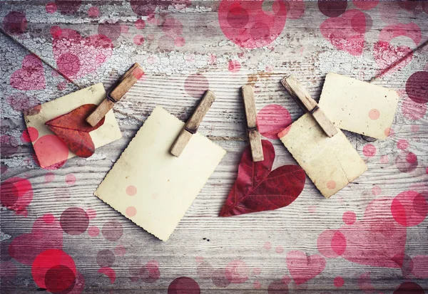 Valentinky Vintage Blahopřání Srdcem Listí Dřevěné Pozadí — Stock fotografie