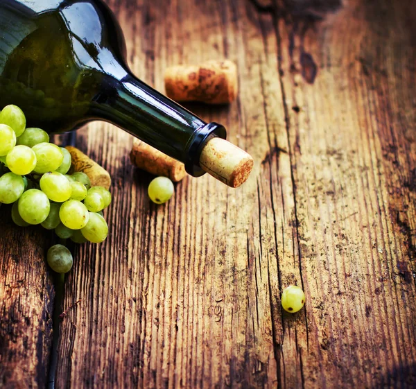 Botol Anggur Putih Anggur Dan Gabus Atas Meja Kayu — Stok Foto
