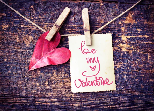 木製の背景に心でバレンタイン ビンテージ グリーティング カード — ストック写真