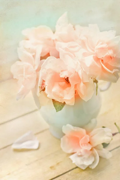 木桌上陶瓷罐中的柔和花朵花束 — 图库照片