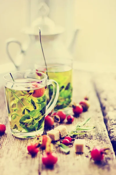 Vue Rapprochée Tasses Thé Fraîches Avec Des Herbes Sur Une — Photo