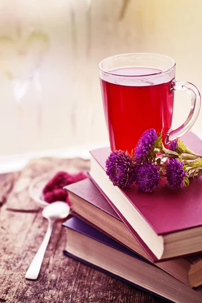 Nahaufnahme Von Frischer Teetasse Mit Büchern — Stockfoto