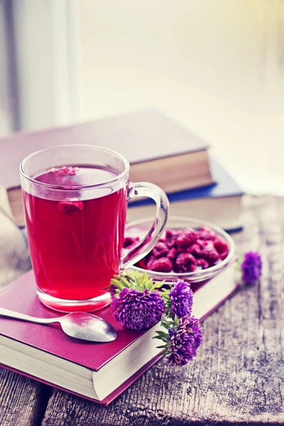 Nahaufnahme Von Frischer Teetasse Mit Büchern — Stockfoto