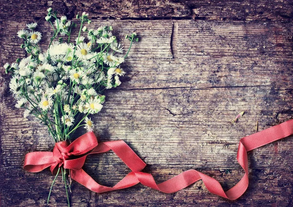 Flores Campo Brillante Con Cinta Sobre Fondo Madera — Foto de Stock