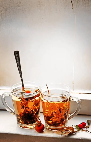 新鲜茶杯与草药窗口特写镜头 — 图库照片