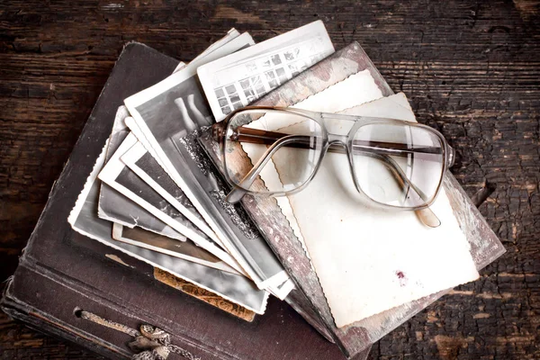 Vintage Grungy Papers Elegant Lace Ribbon Glasses Key — Stock Photo, Image