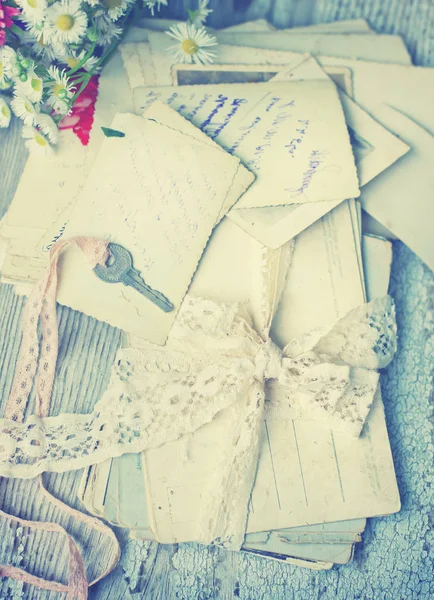 Vintage Grungy Papers Elegant Lace Ribbon Flowers Key — Stock Photo, Image