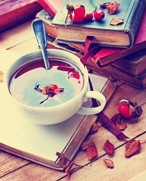 Taze Çay Bardağı Kitaplarla Closeup Görünümü — Stok fotoğraf