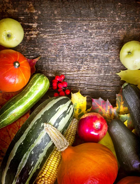 Autumnal Harvested Vegetables Wooden Surface Autumn Leaves — Stock Photo, Image