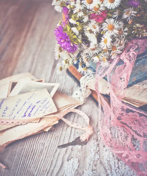 테이블에 레트로 카드와 다채로운 야생화의 꽃다발 — 스톡 사진
