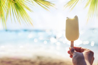 Kişi el holding dondurma, yaz tatil arka plan yenileme