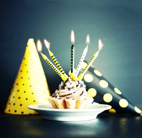 Cupcake Compleanno Festivo Con Cinque Candele Accese Cappelli Festa Colori — Foto Stock