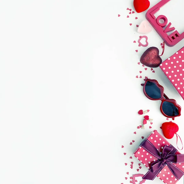 Día San Valentín Plano Con Cajas Regalo Corazones Gafas Sol —  Fotos de Stock
