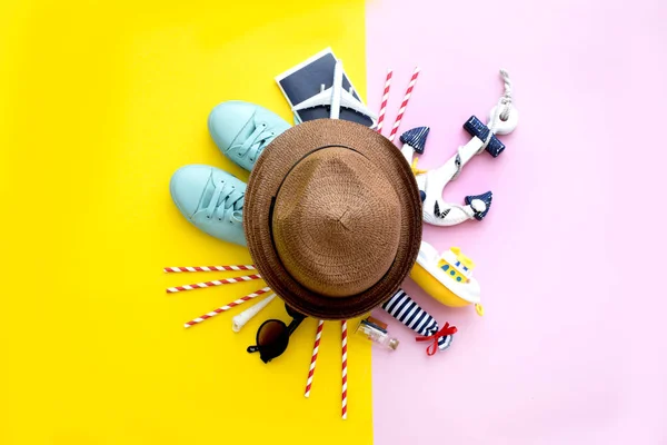 Arreglo Concepto Vacaciones Verano Con Sombrero Sol Pajitas Para Beber — Foto de Stock