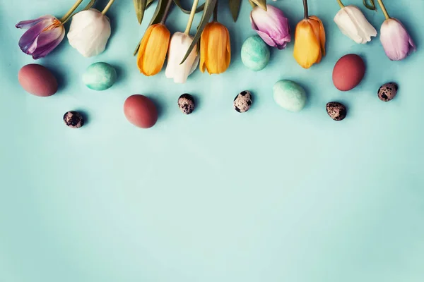 Ovos Páscoa Com Flores Tulipa Festiva Primavera Fundo Azul — Fotografia de Stock