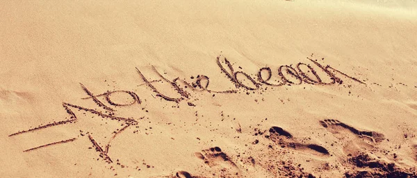 Alla Spiaggia Lettering Scritto Sabbia Sfondo Vacanza Estiva — Foto Stock