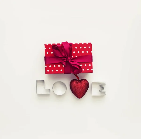 バレンタインデー愛の手紙とお祝いのプレゼント ボックス アレンジ — ストック写真