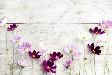 Pembe bahar çiçek kompozisyon ahşap arka plan üzerinde