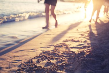 Kumlu sahilinde yaz tatil arka planda yürüyen insanların Özet görünümü
