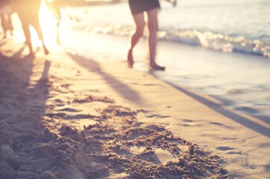 Kumlu sahilinde yaz tatil arka planda yürüyen insanların Özet görünümü