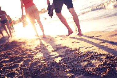 Kumlu sahilinde yaz tatil arka planda yürüyen insanların Özet görünümü