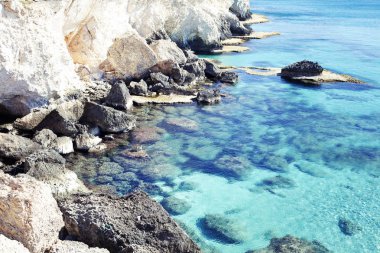 Kayalık sahil Kıbrıs Adası, Akdeniz'de yaz tatil arka plan toplayan