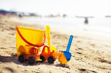 Sahil kumu güneş ışığı altında yaz tatil kavramı çocukça oyuncak